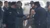 2011年10月20日中国警察从北京一家法院附近拖走一名女性上访者。当时被拘押的人权活动人士王荔蕻正在这家法院出庭受审