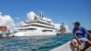 Фото квітня 2022 року: яхта "Амадеа" на Фіджі (Леон Лорд/Fiji Sun vía AP)