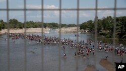 El gobierno de Trump comenzó a obligarlos a permanecer en México como parte de un intento de reducir lo que el DHS describe como “migración irregular” hacia Estados Unidos.