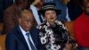 Le Premier ministre du Lesotho, Thomas Thabane, à gauche, et son épouse Maesaiah, à droite, sont assis devant le tribunal, à Maseru, le lundi 24 février 2020. 