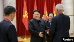 북한 김정은 국방위원회 제1위원장이 지난 1월 수소탄시험에 기여한 핵 과학자들과 기술자, 군인건설자, 노동자, 일군들에 대한 '당 및 국가표창'을 수여했다고 조선중앙통신이 보도했다. (자료사진)