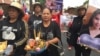 យុទ្ធនាការ​ថ្ងៃ​ចន្ទ​ពណ៌ខ្មៅ​ត្រូវ​បាន​ផ្អាក​ ខណៈ​សារ​ព្រមាន​ពី​រដ្ឋាភិបាល​នៅ​បន្ត