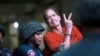លោក​ James Ricketson អ្ន​កផលិត​ភាព​យន្ត​ឯកសារ​ជនជាតិ​អូស្ត្រាលី បានលើក​ដៃ​ នៅ​ពេល​ដែល​លោក​ត្រូវបាន​នាំ​ខ្លួន​មក​ដល់​សាលាដំបូង​រាជធានីភ្នំពេញ កាលពីថ្ងៃទី១៦ ខែសីហា ឆ្នាំ២០១៨។