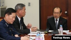 장명진 한국 방위사업청장(오른쪽)이 9일 열린 국회 국방위 한국형 전투기(KF-X) 개발사업 리스크 관리 소위원회에 출석해 KF-X 사업 추진 현황에 대해 보고하고 있다.
