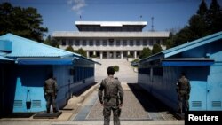 판문점 군사분계선을 사이에 두고 마주 선 남북한 군인들.