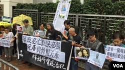 香港社民連和支聯會在中聯辦門前舉行抗議活動，要求北京停止迫害政治犯（美國之音海彥拍攝）