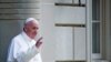 Papa Francisco saluda al salir de la Nunciatura Apostólica rumbo al Congreso en Washington.