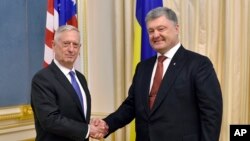 Ukrainian President Petro Poroshenko, right, and U.S. Secretary of Defense Jim Mattis shake hands during their meeting in Kyiv, Ukraine, Aug. 24, 2017. 