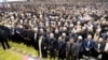 L'ayatollah Ali Khamenei dirige la prière lors des funérailles du chef du Hamas, Ismail Haniyeh, et de son garde du corps à Téhéran le 1er août 2024, avant son enterrement au Qatar. 