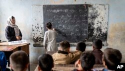 আফগান স্কুলের ছাত্ররা নতুন শিক্ষা বর্ষের প্রথম দিনে কাবুলে তাদের শ্রেণীকক্ষে উপস্থিত হয়।২৫ মার্চ, ২০২৩। ফাইল ছবি। 
