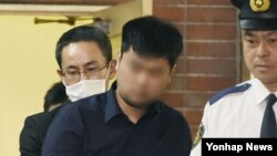 9일 일본 도쿄의 한 경찰서에서 야스쿠니 신사 폭발음 사건 용의자로 지목된 한국인 남성 전모 씨가 추가 수사를 받기 위해 경시청 공안부로 이송되고 있다.