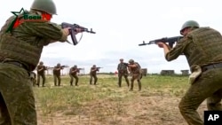 Фото: Бойовик "Групи Вагнера" навчають білоруських військових, 14 липня 2023 року (Міністерство оборони Білорусі, через VoenTV через AP)