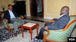 VOA'S Peter Clottey (r) interviewing Eritrea President Isaias Afewerki (l)