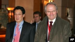 지난 2007년 3월 베이징에서 열린 북 핵 6자회담에
참석한 빅터 차 당시 백악관 국가안보회의 아시아
보좌관과 크리스토퍼 힐 국무부 동아태 차관보.