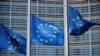 FILE: Bendera Uni Eropa berkibar di luar kantor pusat Komisi Eropa di Brussels.