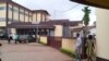 Un pavillon de l'hôpital central de Yaoundé où certains médecins observent le mot d'ordre de grève, le 17 avril 2017. (VOA/Emmanuel Jules Ntap)