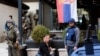 Kosovska policija tokom pretresa u Severnoj Mitrovici (Foto: AFP)