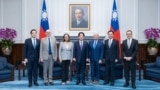 台湾总统赖清德2025年8月29日在总统府会晤美国参议院军事委员会主席威克(右三)和军委会战略武装力量小组委员会主席费舍尔(左三)。(图片来源：台湾总统府)