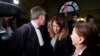 N. Haddadi (C), dont le fils radicalisé a combattu en Syrie où il serait mort en tant que jihadiste, et son avocat H. Denis au tribunal, après le verdict dans le procès où elle est accusée d'avoir aidé et financé le terrorisme, à Paris, France, le 28 sept 2017. REUTERS/P. Wojazer