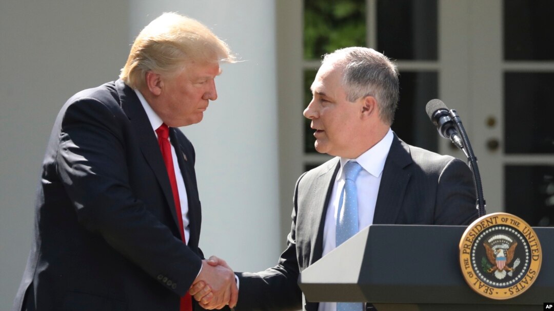 ARCHIVO - El presidente Donald Trump saluda al director de la EPA, Scott Pruitt, en la Casa Blanca, el 1 de junio de 2017.