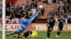Bill Hamid de DC United arrête une frappe de Ethan Finlay de Columbus Crew, USA, le 2 mai 2015.