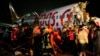 La policía vigila el área mientras rescatistas y bomberos rodean los restos del avión accidentado en la pista del aeropuerto Sabiha de Estambul, Turquía, el 5 de febrero de 2020.