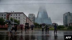 지난달 5일 평양에서 우산을 쓴 시민들.