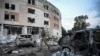 Lokasi bangunan yang hancur akibat serangan rudal Rusia di Zaporizhzhia, Ukraina, pada 10 Agustus 2023. (Foto: Reuters/Viacheslav Ratynskyi)