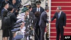 Perdana Menteri China Li Qiang (kanan) bersalaman dengan Wakil Menteri Luar Negeri Korea Selatan Kim Hong-kyun (kiri) saat mendarat di Pangkalan Udara Seoul, di Seongnam, Sabtu, 26 Mei 2024. (Foto: AFP)