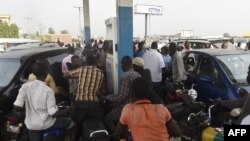 Wani gidan mai a jihar Legas a lokacin wani wahalar mai da aka yi a shekarar 2017.