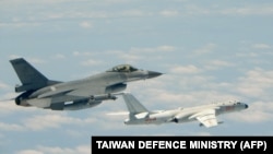 台湾一架战斗机近距离跟踪抵近台湾空域的中国大陆一架轰炸机（台湾国防部2018年5月11日）