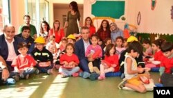 Hevşaredarê Dîyarbekirê Firat Anli li Zarokistanê bi zarokan re