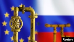 Модель газопроводу, прапори ЄС і Росії, 18 липня 2022 р. REUTERS/Dado Ruvic