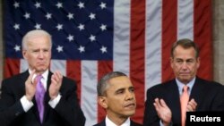 Kakakin Majalisar Wakilan Amura John Boehner (R-OH) da mataimakin Shugaban kasa (H) stand suna tafi lokacin da shugaba Barack Obama yake jawabi