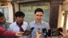 រូប​ឯកសារ៖ លោក​ អ៊ួន ឈិន និង​លោក​យាង សុធារិន អតីត​អ្នកយក​ព័ត៌មាន​របស់​វិទ្យុអាស៊ីសេរី​ និយាយ​ជាមួយ​អ្នកកាសែត​នៅក្រៅ​សាលាឧទ្ធរណ៍​ក្នុង​ទីក្រុង​ភ្នំពេញ កាលពីថ្ងៃទី​២៣ ខែ​ធ្នួ​ ឆ្នាំ​២០១៩។ (ទុំ ម្លិះ​/VOA)