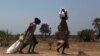 Women carry food at a food distribution site in Nyal, Unity State, Apr.1, 2014. 