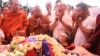 រូបឯកសារ៖ ប្រជា​ពលរដ្ឋ​កម្ពុជា​ មក​ពី​បណ្តា​ខេត្ត និង​រាជធានី​ភ្នំពេញ​ មក​ចូលរួម​ពិធីបុណ្យ​សព​របស់​លោក ​កែម ឡី ដែល​ត្រូវ​បាន​គេ​បាញ់​សម្លាប់​ ក្នុង​វត្តក្តីចាស់ នៅ​ជាយ​រាជធានី​ភ្នំពេញ​ កាល​ពី​ថ្ងៃ​ច័ន្ទ ទី​១១ ​ខែកក្កដា​ ឆ្នាំ​២០១៦។ (ហ៊ាន​ សុជាតា/VOA) 