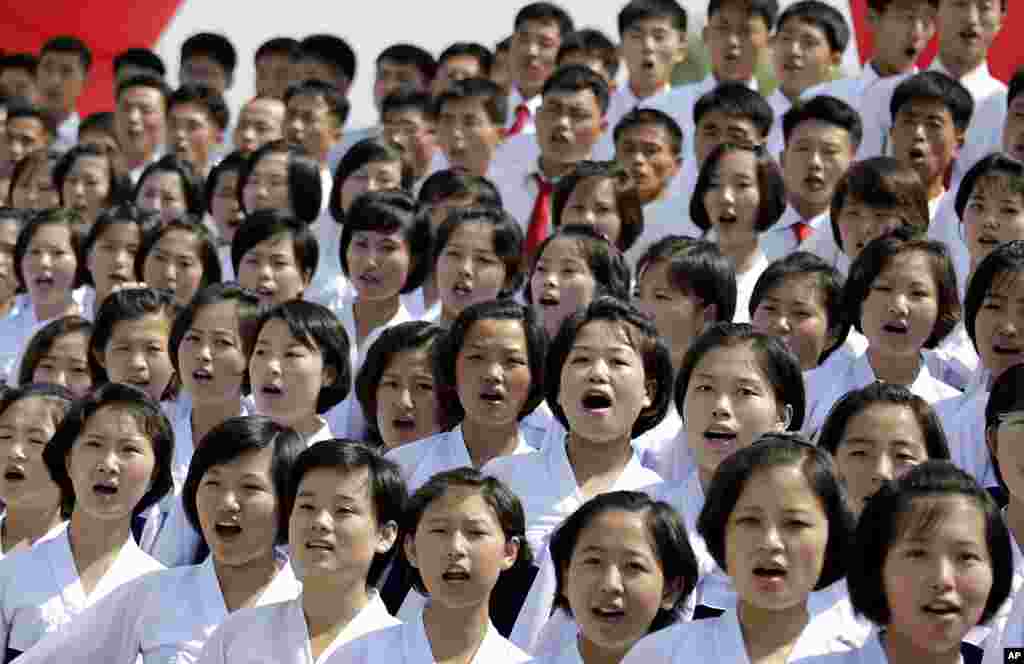 지난 7월 27일 평양 김일성광장에서 열린 한국전 정전 61주년 기념행사에서 북한 학생들이 합창을 하고 있다.