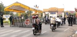 អាជ្ញាធរ​យាមល្បាត​ព្រំប្រទល់​ទីក្រុង​ភ្នំពេញ​និង​ខេត្ត​កណ្តាល​បន្ទាប់​មាន​បំរាម​ការ​ធ្វើ​ដំណើរ​អំឡុង​ពិធី​បុណ្យ​ចូលឆ្នាំ​ប្រពៃណី​ខ្មែរ​ នៅ​ថ្ងៃទី​១០ ខែមេសា ឆ្នាំ២០២០។(ទុំ ម្លិះ/VOA)