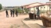 La police somme les sinistrés du 4 mars 2012 de quitter les logements de Kintele, le 18 août 2020. (Arsène SEVERIN/VOA)