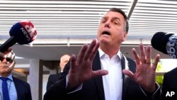 Ish presidenti brazilian Jair Bolsonaro duke folur për mediat pas kontrollit në shtëpinë e tij.