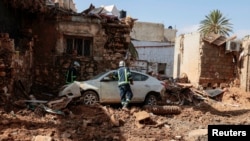 Para petugas SAR masih mencari jenazah korban banjir di Derna, Libya, Kamis, 21 September 2023. (Foto: Zohra Bensemra/Reuters)