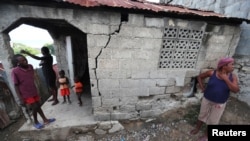 Las organizaciones internacionales prometieron miles de millones de dólares en ayuda después del terremoto del 12 de enero de 2010, aunque su uso ha sido objeto de un intenso escrutinio por parte de expertos; solo una fracción del monto fue directamente al gobierno haitiano.