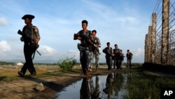 ရခိုင်-ဘင်္ဂလား နယ်စပ် မောင်တောဒေသ လုံခြုံရေးတပ်ဖွဲ့ဝင်များ ကင်းလှည့်စစ်ဆေးစဉ်။ (အောက်တိုဘာ ၁၄၊ ၂၀၁၇)