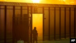 Фото: Службовець Національої гвардії США охороняє кордон поблизу Ріо Гранде поблизу мосту Дель-Ріо