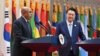 Presiden Korea Selatan Yoon Suk Yeol (kanan) mendengarkan pemaparan Presiden Mauritania Mohamed Ould Ghazouani (kiri), Ketua Serikat Afrika, dalam konferensi pers bersama dalam acara 2024 Korea-Africa Summit di Goyang, Selasa, 4 Juni 2024. (Foto: Jung Yeon-je / AFP)
