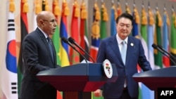 Presiden Korea Selatan Yoon Suk Yeol (kanan) mendengarkan pemaparan Presiden Mauritania Mohamed Ould Ghazouani (kiri), Ketua Serikat Afrika, dalam konferensi pers bersama dalam acara 2024 Korea-Africa Summit di Goyang, Selasa, 4 Juni 2024. (Foto: Jung Yeon-je / AFP)