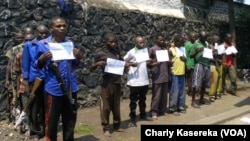 Des membres présumés de groupes armés présentés à la presse à Goma, RDC, 1er août 2016. (VOA / Charly Kasereka)