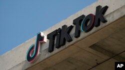 资料照片: 2024年3月11日加利福尼亚州卡尔弗城大楼上的TikTok标识