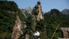 지난 2011년 북한 관광 가이드가 금강산에서 포즈를 취하고 있다. (자료사진)